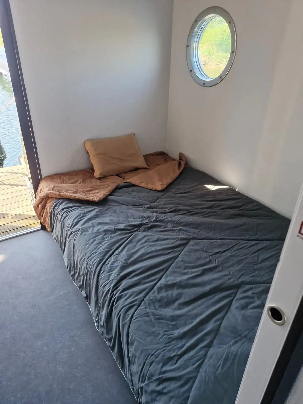 Buitenzijde van de Tiny Houseboat