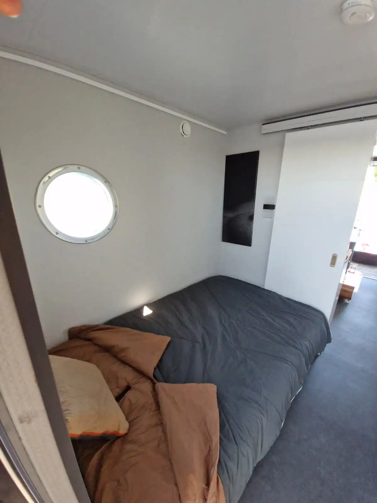 Tiny Houseboat op het water