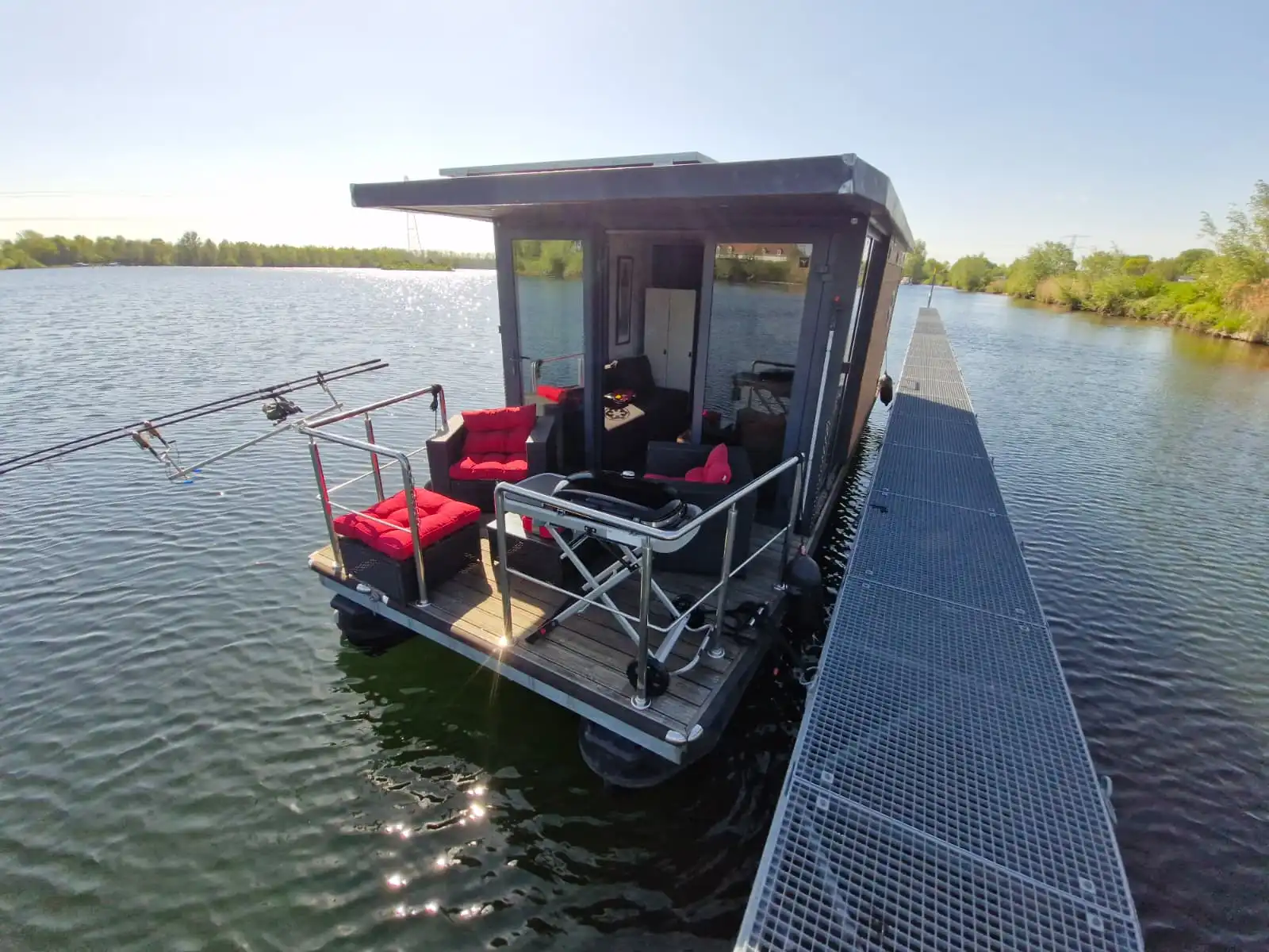 Tiny Houseboat op het water