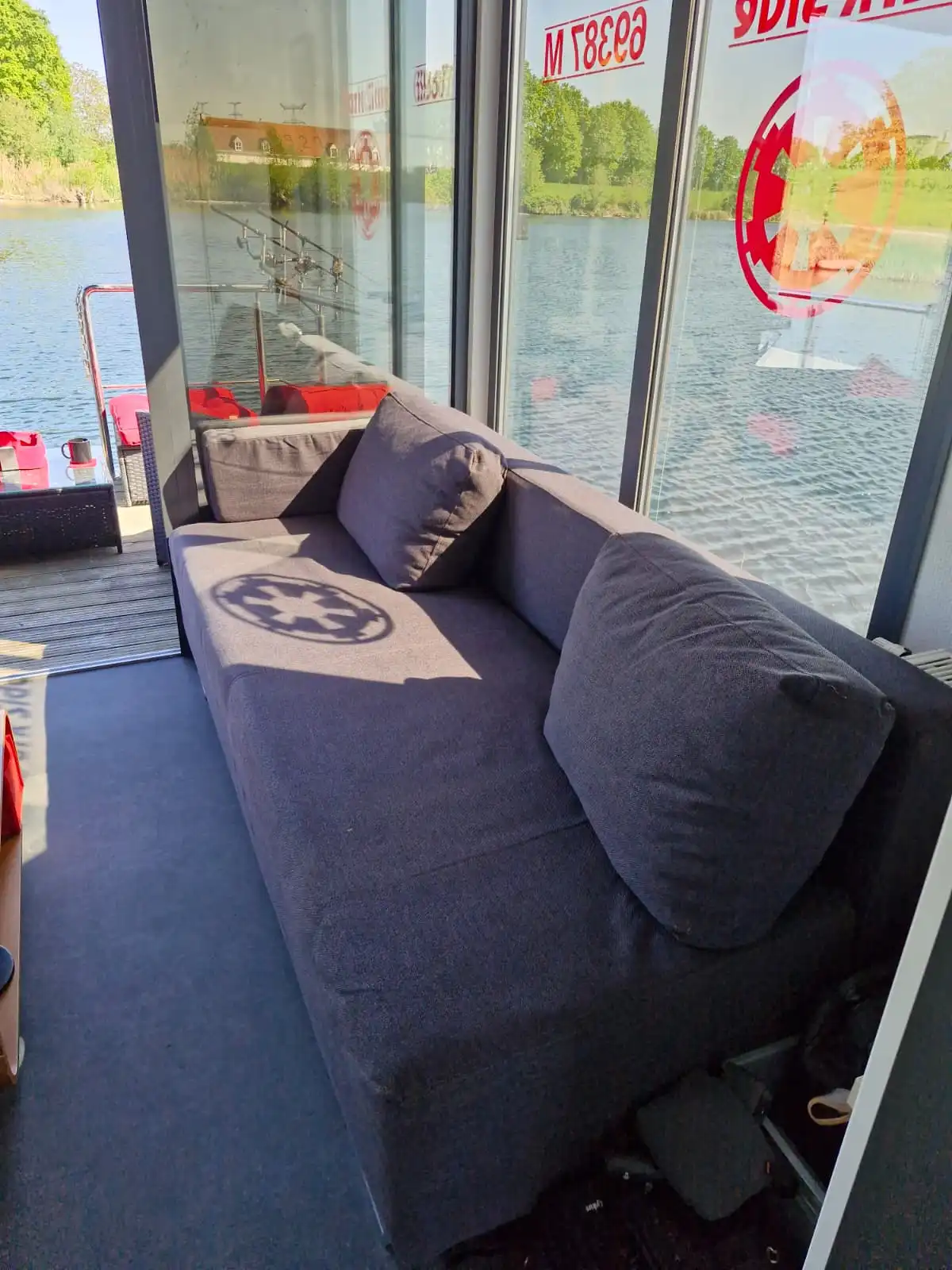 Ontspannen interieur in de Tiny Houseboat