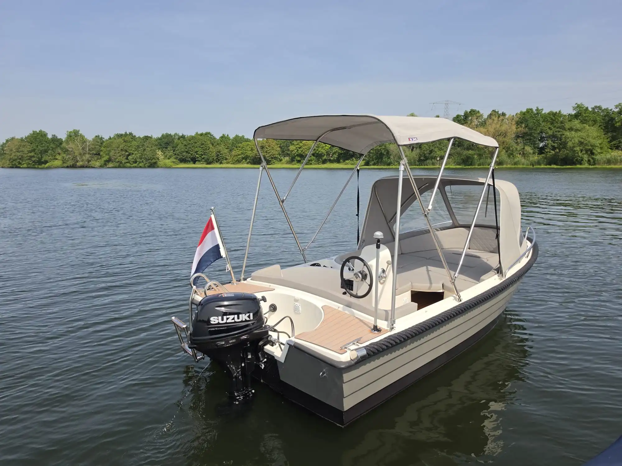 Sloep varen op de Maasplassen